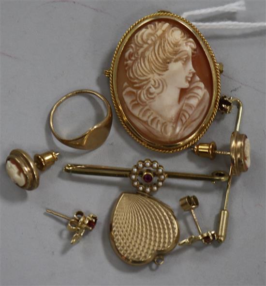 A 9ct gold mounted cameo brooch, a pair of stud earrings, a signet ring, a bar brooch set with seed pearls and sundries.